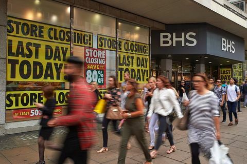 Jalakäijad kõnnivad 13. augustil 2016 Londoni kesklinnas Oxfordi tänaval asuvas jaemüüja BHSi (British Home Stores) lipulaevast viimase kauplemispäeva jooksul enne kaupluse sulgemist. Briti kaubamajade kett BHS kavatseb sulgeda kuni 11 000 töökoha kaotuse, ütlesid administraatorid 2016. aasta juunis pärast ostja leidmata jätmist. Rõivaid, toitu ja kodutarbeid müüv 88-aastane kett pole suutnud sammu pidada traditsioonilised konkurendid, nagu Marks & Spencer, ja sellised veebigigandid nagu Amazon, mille tulemuseks on suur kaotus turuosa. Londoni lipulaevakauplus Oxford Streetil suletakse kauplemise lõppedes 13. augustil 2016, aruannete kohaselt peaksid kõik kauplused olema suletud 20. augustiks.