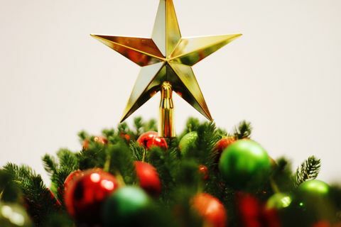 Lähivorm tähtkujust jõulupuul valge tausta kohal
