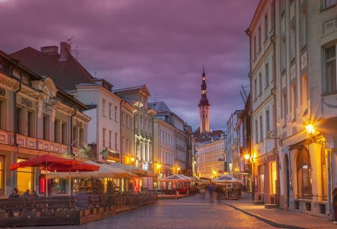 Valgustatud tänav linnapildis, Tallinn, Eesti