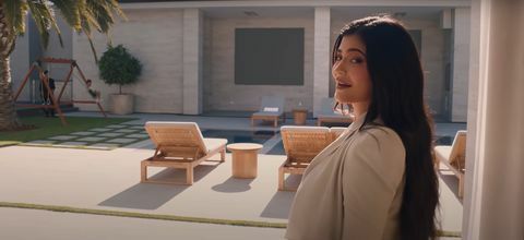 Kylie Jenneril on bassein keset Los Angelese häärberit, nagu on näha tema 73 küsimuse moes videost