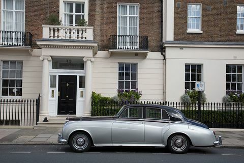 Belgravia Londonis klassikalise arhitektuuri ette pargitud Vintage Rolls Royce Silver Cloud auto