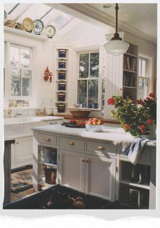 valge köök valgete marmorist lettidega