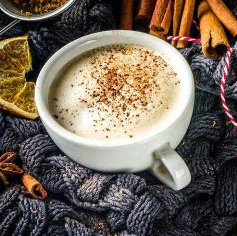 sügisene magus kuum jook, chai võiga määritud rumm, kõrvitsakook või kõrvitsavürtsikohv latte hubane sügisese taustaga maalähedases puidust taustal traditsiooniline latte tass, vürtsid ja vana kampsun