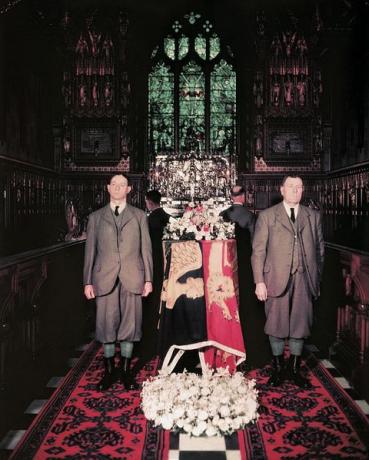 Mehed seisid kuningas George VI puusärk