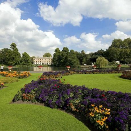 värvilised lillepeenrad kaunilt hooldatud Kew botaanikaaias, kust avaneb vaade järvele, richmond upon Thames, Surrey, Inglismaa