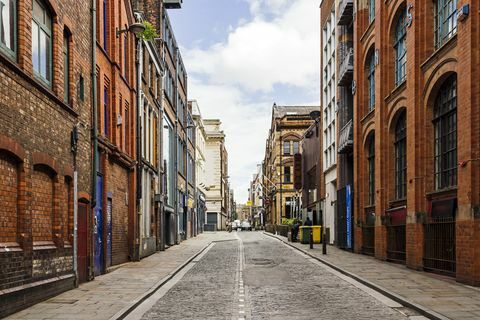 Vana tänav telliskiviseintega hoonetega Liverpooli kesklinnas Inglismaal, Suurbritannias