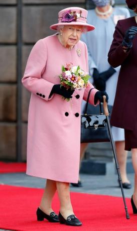 kuningannat nähti jalutuskeppi kasutamas eelmise aasta oktoobris