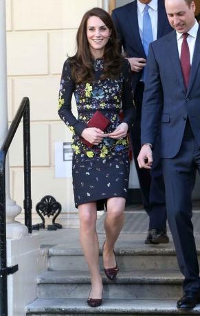 Hertsoginna Kate kannab klassikalises siluetis lillelist Erdemi kleiti ja seob välimuse Mulberry siduri ja nahast erisoodustusega pumbad.
