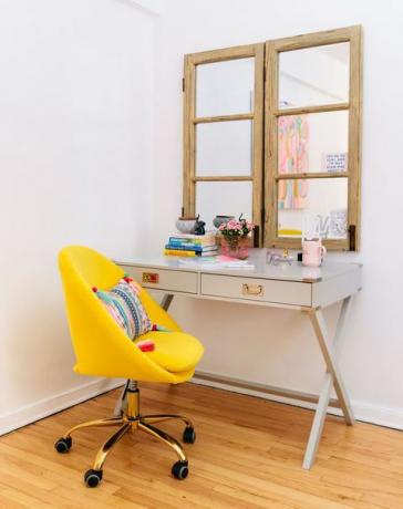 kollane tool, kirjutuslaud