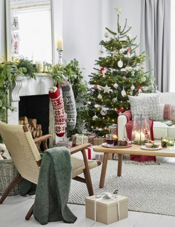 kaunistatud sukkade ja jõulupuuga elutuba
