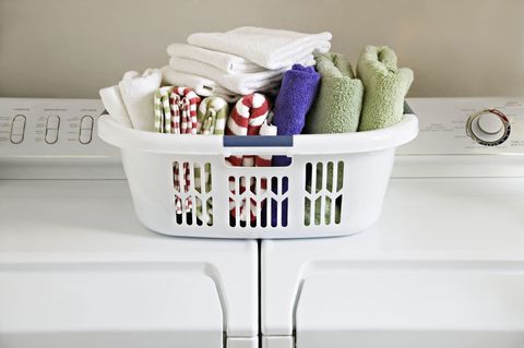 Puhastage pesukorvis volditud rätikud pesumasina ja kuivati ​​peal