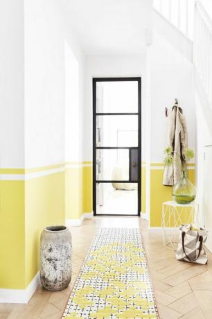 musta raamiga uksega esik, seinad on värvitud kollaseks pooleldi alt ülespoole, ettevaatlik maalriteibi kasutamine ja vesiloodi on selle lineaarse värviefekti loomise võti, värvige iga sektsioon kordamööda ja laske sellel enne järgmise juurde liikumist kuivada üks