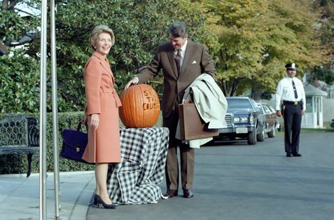 sellel fotol imetleb president Ronald Reagan kõrvitsat, mis on nikerdatud loosungiga " Jää kursile", president Reagan kasutas loosungit 1982. aasta vahevalimised esimene leedi Nancy Reagan poseerib kõrvitsa kõrval, nad kaks seisavad valgesse lõunaportiku sissepääsu ees maja