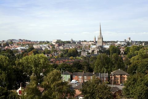 vaade norwichi linnale Norfolkis, Inglismaal, asuvad hiirekoldest nõmmelt peamised maamärkide hooned vasakult paremale, Püha Peetruse Mancrofti kirik, Norwichi raekoda, Norwichi katedraal ja Norwichi Rooma katoliku katdral nähtud