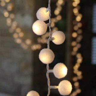 Valged Pompom String Lights