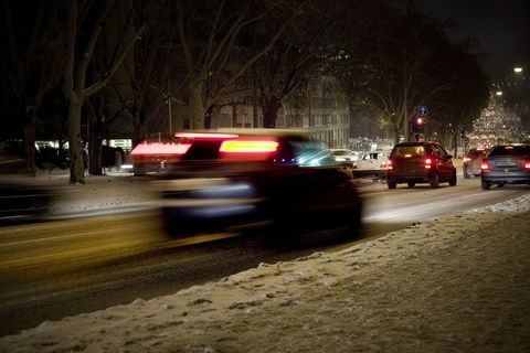 Öösel lumega kaetud tänav, liiklus - hägune liikumine