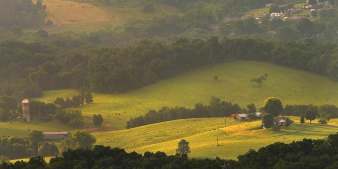 udune päikesetõus Middlesboro veerevate roheliste küngaste kohal, kentucky