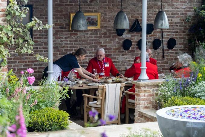 chelsea pensionärid einet söömas savillsi aias, mille kujundas mark gregory sponsoreeris savills show garden rhs Chelsea lilleshow 2023 stend nr 324