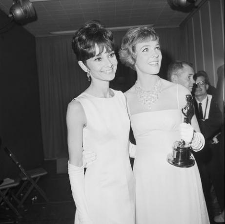 Audrey Hepburn ja Julie Andrews koos Oscariga