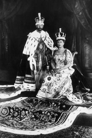 george v 1865 1936, Suurbritannia kuningas, oma kroonimise päeval koos oma abikaasa kuningannaga Maarja 1867 1953 täies pidulikus kostüümis ja kroonidega foto autor w d downeyhulton archivegetty pilte