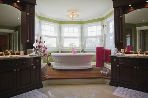 Master magamistoaga vannituba koos iseseisvalt seisva vanniga, suvila stiilis kodu, Quebec, Kanada