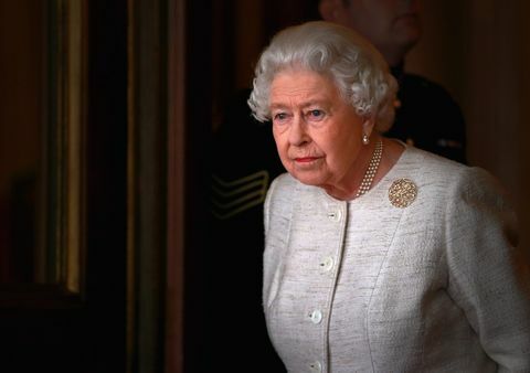 london, Inglismaa 4. november kuninganna Elizabeth II valmistub buckinghami palees tervitama Kasahstani presidenti Nurultan Nazarbajevit 4. november 2015 Inglismaal Londonis on Kasahstani president Suurbritannias ametlikul visiidil Briti valitsuse külalisena on kaasas tema naine ja tütar Dariga Nazarbajeva, kes on ühtlasi asepeaministri foto: Chris Jackson Wpa Poolgetty pilte