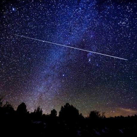 astrofotograafia meteoorivool koos Linnutee galaktika ja tähtedega