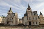 Türgis asuva pisikese faux Prantsuse Chateause kummituslinn istub tühjana pärast arendaja pankrotti minekut