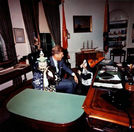 sellel cecil stoughtoni fotol on caroline kennedy ja john f kennedy jr, kes külastavad presidenti john f kennedyt Halloweeni ovaalses kabinetis oma kostüümides