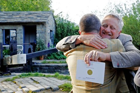 Aiakujundaja Mark Gregory reageerib sellele, kui saab teisipäeval, 21. mail 2019 Londonis RHS Chelsea lillenäitusel Yorkshire'i aeda tervituse eest kuldmedali.