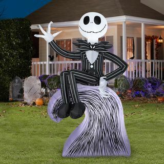 Jack Skellington istub mäekeerises 