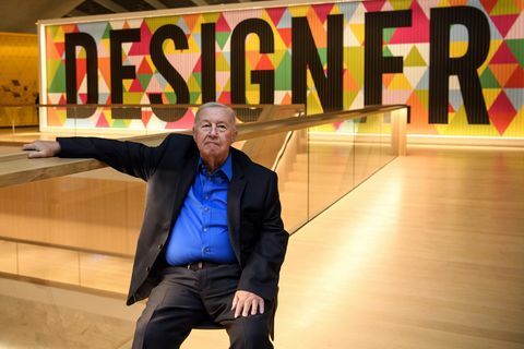 London, Inglismaa 17. november disainer terence conran poseerib fotode jaoks uue disainimuuseumi avamisel 17. novembril 2016 Inglismaal Londonis 83 miljoni GBP suurune investeering on disainimuuseum kolinud oma vanast asukohast John Pawsoni kavandatud uutesse ruumidesse Kensingtoni tänaval, mis on rohkem kui kolm korda suurem kui eelmine hoone, asutas algse muuseumi terence conran 1989. aastal ja selle populaarsus on kasvanud alates Carl Courtgetty foto pilte