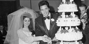 Elvis ja Priscilla Presley lõikasid oma pulmakoogi