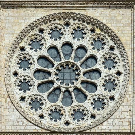 majesteetlik lähivaade Charres'i katedraali roosiaknast Loire'i orus, Prantsusmaal