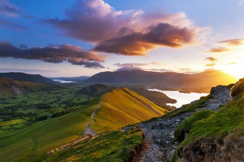 < p> The Ramblers ütleb, et Cat Bells on väikeste jalgade jaoks ideaalne stardimägi. Seistes 451 m kõrgusel pakub see lõbusat tõusu, millel on mitu võimalust väikesele tippkohtumisele.</p>< p>< strong data-redactor-tag=" strong" data-verified=" redactor">< a href=" https://osmaps.ordnancesurvey.co.uk/route/1677950/OS-Recommended-ITV-100-Favourite-Walks-Cat-Bells" target=" _blank" data-tracking-id=" recirc-text-link"> Vaadake marsruuti</a></strong></p>