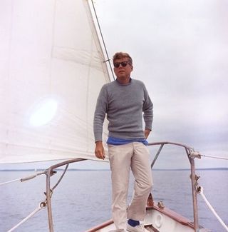 John F. Kennedy purjekal Hyannisporti lähedal Massachusettsis.