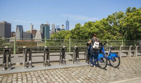 New Yorgis Manhattani silueti ees jalgrattaga sõitnud naine