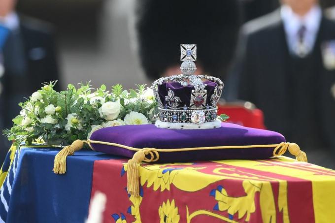 kuninganna Elizabeth II-d kandev kirst viiakse Buckinghami paleest Westminsteri paleesse