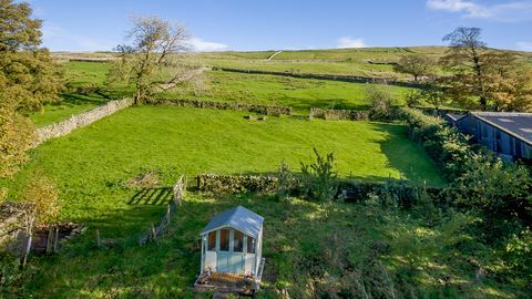 ilus hiljuti renoveeritud 17. sajandi kivimajake Yorkshire dales südames on turul hinnaga 775 000 naela