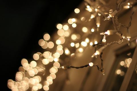 Lähivõte valgustatud keeltuledest öösel jõulude ajal