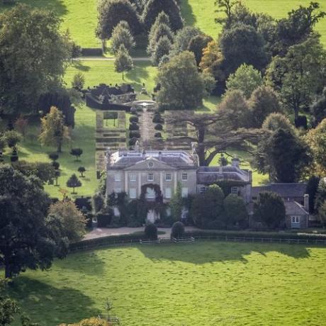 Inglismaa, Gloucestershire, üks miil Tetburyst edelas asub Walesi printsi Charlesi gruusia stiilis kodu, Highgrove'i 18. sajandi elukohta ümbritseb 900 aakri suurune mahemaa, mida praegu harib Hertsogiriik cornwall