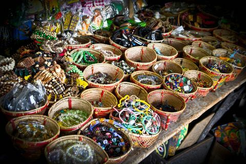 Käsitööna valminud värviliste käevõrude värviline suveniir kuvatakse Malaisia ​​Kuchingi linna kohalikul turul