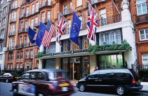 Claridges'i viietärnihotell naudib rikaste ja kuulsate patroonimist Brook Street Mayfairis.