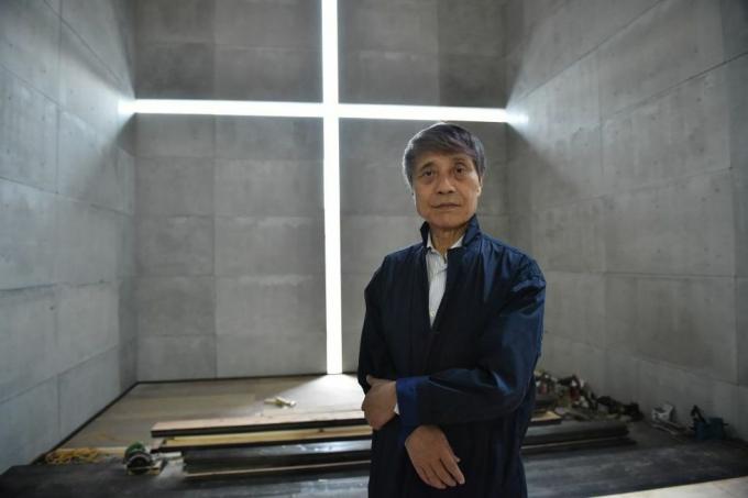sellel 20. septembril 2017 tehtud pildil on kujutatud Jaapani arhitekt Tadao Ando poseerimas Tokyo riiklikus kunstikeskuses. Jaapani meister tadao ando läks arhitektuuri juurde ebatavalisel teel, alustades poksija ja veoautojuhina täiesti iseõppinud, ei takistanud tema ebatavaline väljaõpe teda võitmast arhitektuuri nobeliks peetavat Pritzkeri auhinda. richard rogersi ja zaha hadidi jälgedes foto autor kazuhiro nogi afp, et minna koos Jaapani arhitektuuriga ando, intervjuu autor karyn nishimura poupee foto autor kazuhiro nogiafp via getty pilte