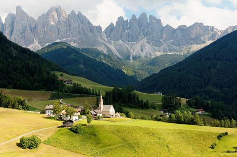 Idülliliste Val di Funes suvine maastik taustal olevate Odle (Geisler) mäestiku karmide tippudega ja kirik Santa Maddalena külas rohelises rohumas orus Dolomiti linnas, Lõuna-Tiroolis, Itaalias
