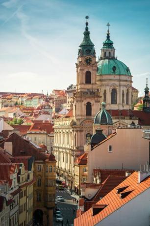 Praha vanalinna oranžid katused ja linnaväljak turistidega pealtvaates, Tšehhi Vabariik