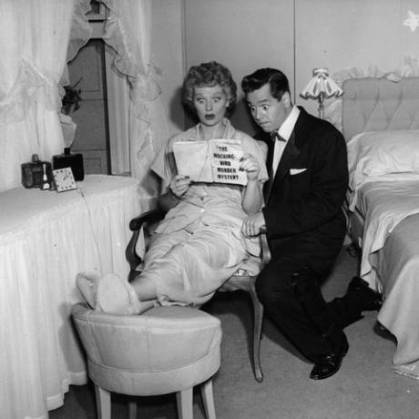 lucille ball ja desi arnaz teleseriaali " I love lucy" pilootosas, 1951. aasta foto autor cbsgetty images