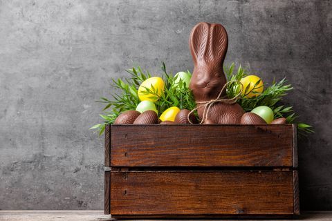 Traditsiooniline lihavõttepühade šokolaadi jänku ja munad puust kasti sees