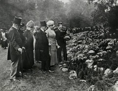 Kuninganna Mary rühmaga Chelsea lillenäitusel. Kuupäev 1913.