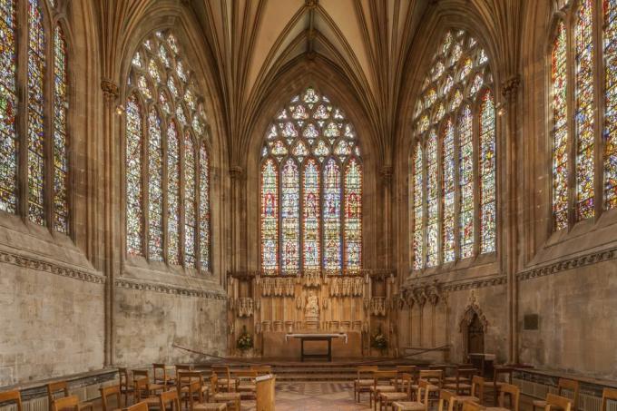 Püha apostel Andreasele pühendatud Wellsi katedraal on vanni piiskopi ja kaevude komplekt, mis ehitati aastatel 1175–1490 on arhitektuur täielikult varase inglise gooti stiilis 12.–13. sajandite jooksul